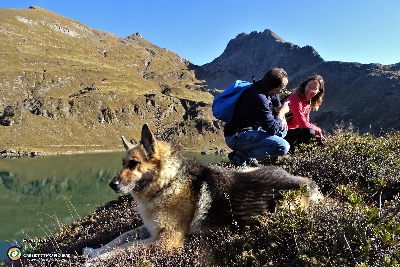 54 Sul sent. 216 dal Passo Laghi Gemelli verso il sent. 215 con vista sui Laghi Gemelli.JPG